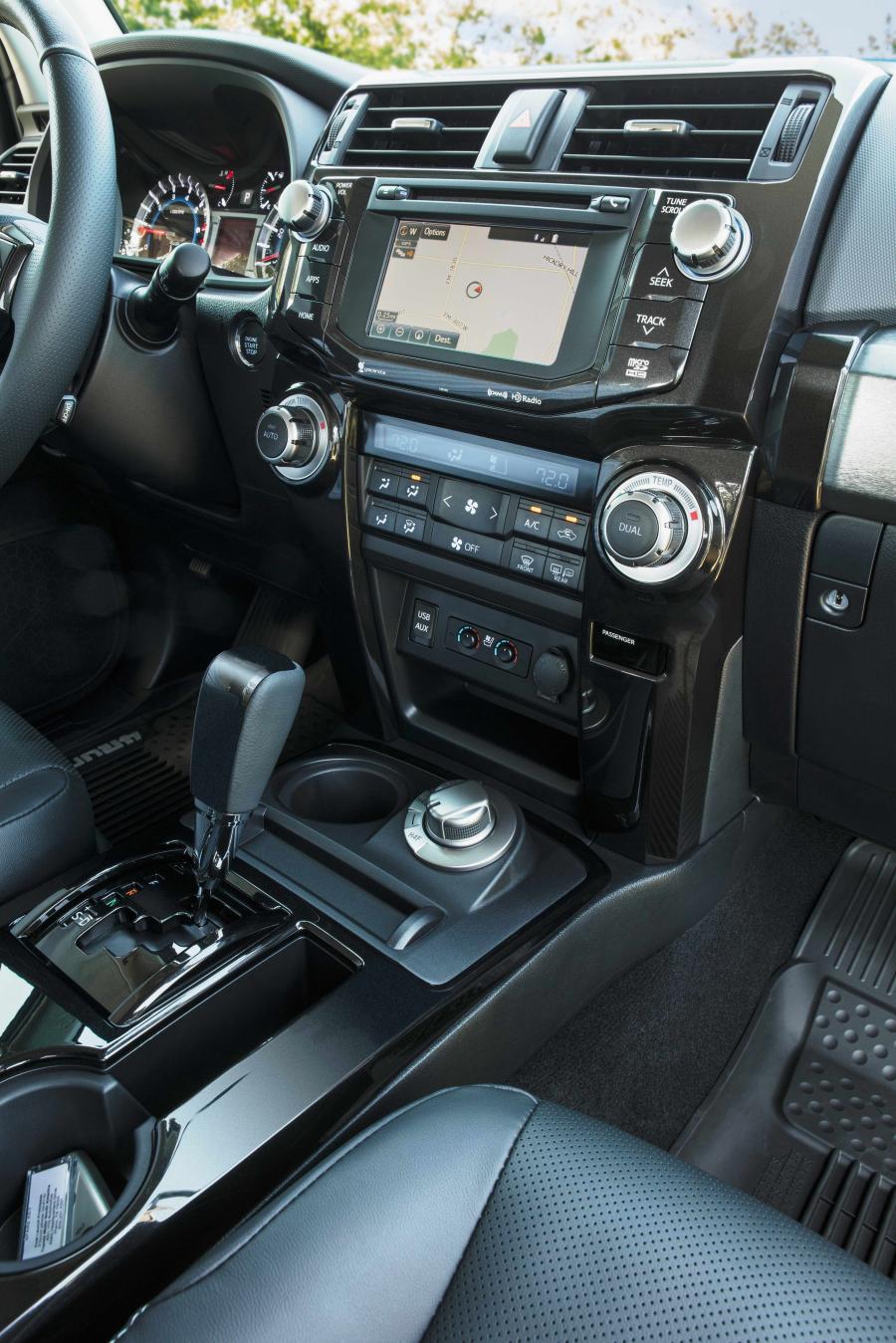 Детали интерьера Toyota 4Runner Limited Nightshade 2018 года  (фото 8 из 9)
